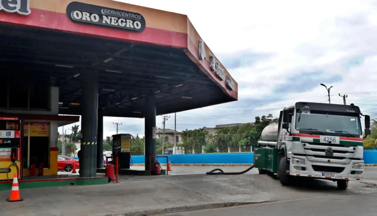 Un carro tanque de combustibles abastece una gasolinera el lunes 4 de marzo de 2024, en La Habana (Cuba). EFE/ Ernesto Mastrascusa