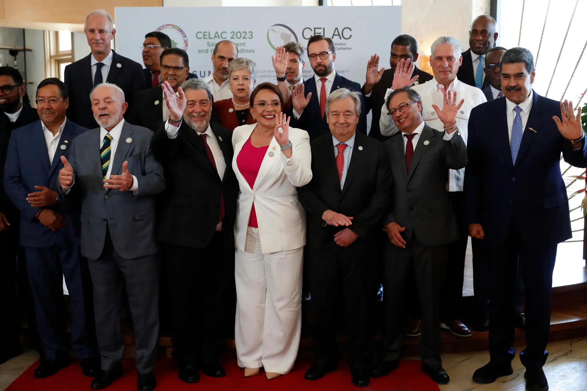 Desde la izquierda en la primera fila: El presidente de Bolivia, Luis Arce; el presidente de Brasil, Luiz Inácio Lula da Silva; la presidenta de Honduras, Xiomara Castro; el secretario general de las Naciones Unidas (ONU), Antonio Guterres; el presidente de Colombia, Gustavo Petro; el presidente de Cuba, Miguel Díaz-Canel, y el presidente de Venezuela, Nicolás Maduro, entre otros representantes de Estados, posan para una fotografía grupal durante la VIII cumbre de la Comunidad de Estados Latinoamericanos y Caribeños (Celac) este viernes, en Kingstown (S. Vicente y Granadinas). EFE/ Bienvenido Velasco