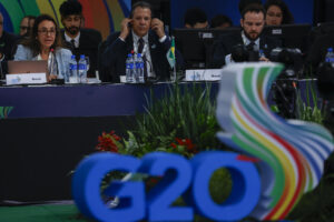 El ministro de Hacienda de Brasil, Fernando Haddad (2i), participa durante una reunión de ministros de Economía del G20, este jueves en Sao Paulo (Brasil). EFE/ Sebastiao Moreira