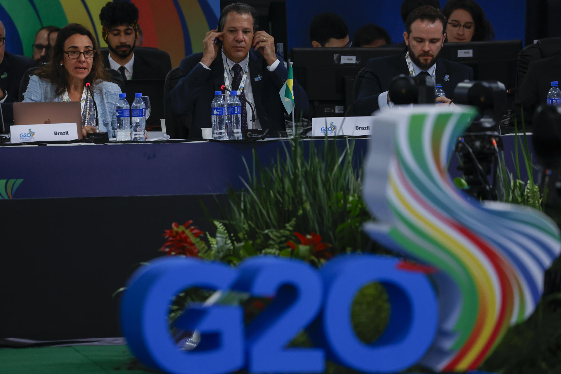 El ministro de Hacienda de Brasil, Fernando Haddad (2i), participa durante una reunión de ministros de Economía del G20, este jueves en Sao Paulo (Brasil). EFE/ Sebastiao Moreira