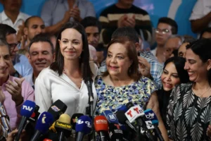 La líder antichavista María Corina Machado (d) presenta durante una rueda de prensa a la historiadora Corina Yoris (i) como candidata para las elecciones presidenciales, en Caracas (Venezuela). EFE/Rayner Peña R.