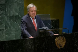 Fotografía cedida por la ONU donde aparece su secretario general, António Guterres, mientras habla durante el discurso de apertura de la Comisión para el Estatus de la Mujer (CSW), celebrado este lunes en la sede del organismo internacional en Nueva York (EE.UU.). EFE/Manuel Elías/ONU