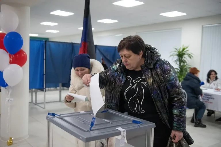 Rusia celebra la segunda jornada de las elecciones presidenciales. EFE/EPA/STRINGER