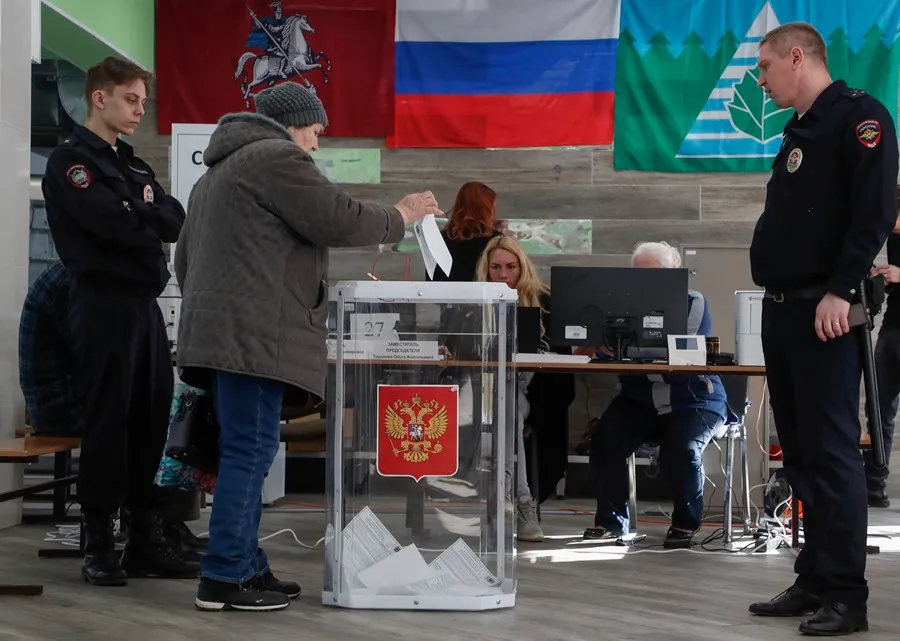 Arranca la tercera y última jornada de las elecciones presidenciales rusas. EFE/EPA/MAXIM SHIPENKOV