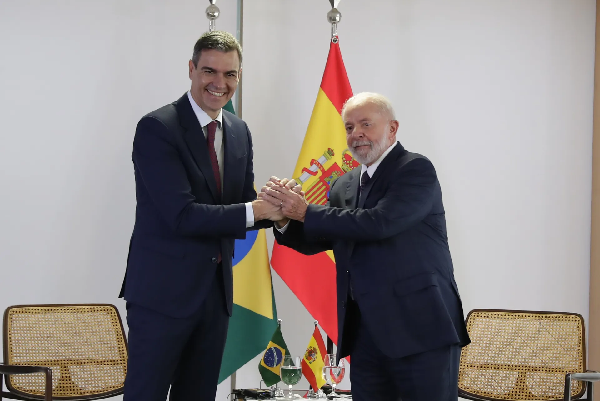 El mandatario brasileño, Luiz Inácio Lula da Silva (d), se reúne con el presidente del Gobierno español, Pedro Sánchez, en el Palacio presidencial de Planalto en Brasilia (Brasil). EFE/André Coelho