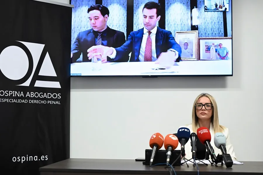Los letrados Juan Gonzalo Ospina (c, en pantalla) y Beatriz Uriarte (d), abogados de la familia del cirujano colombiano Edwin Arrieta, hoy en una rueda de prensa. EFE/ Fernando Villar