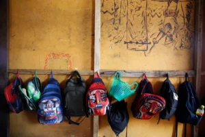 Mochilas en una escuela de Nigeria, en una imagen de archivo. EFE/EPA/Akintunde Akinleye