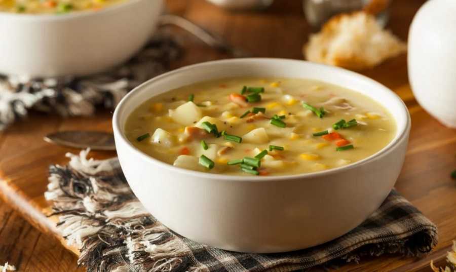 Sopa de maíz y pimiento rojo para una deliciosa cena