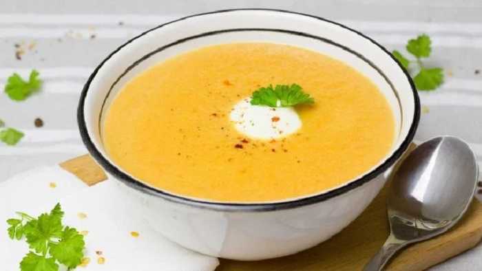 Sopa de maíz y pimiento rojo