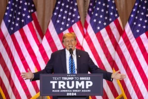 Donald Trump habla con sus partidarios en Mara-Lago. EFE/EPA/Cristóbal Herrera-Ulashkevich