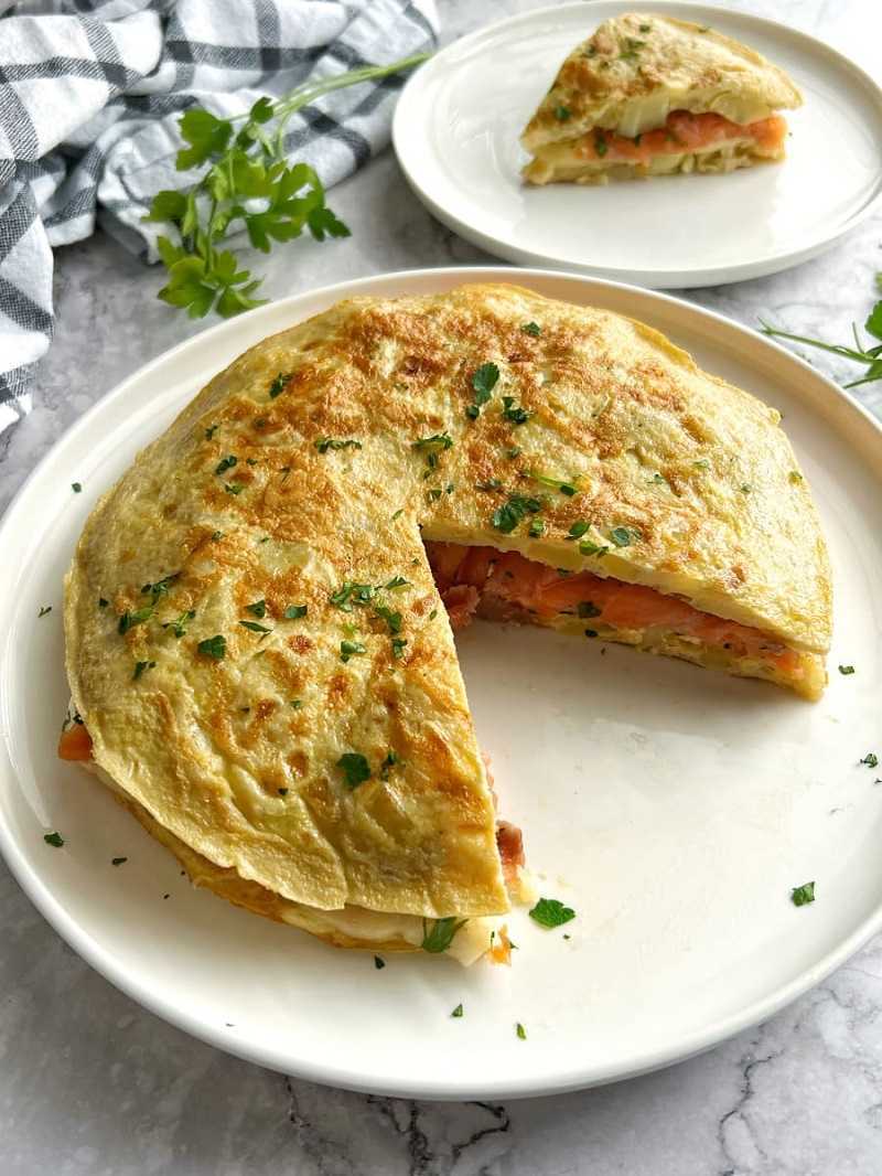 Tortilla de papas rellena de salmón: rica receta para desayunar