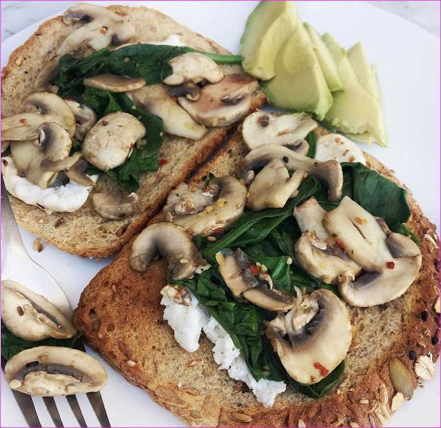 Tostadas con champiñones y queso panela: así se prepara