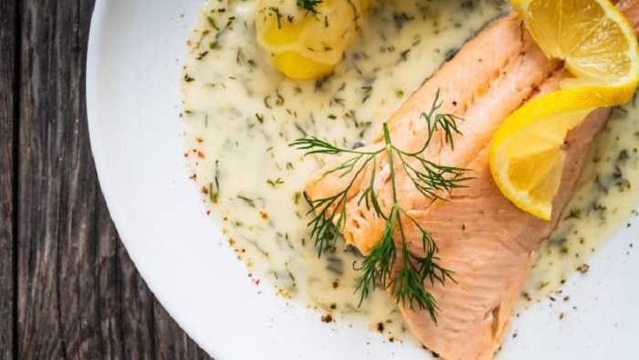 Trucha en vino blanco con puré de coliflor