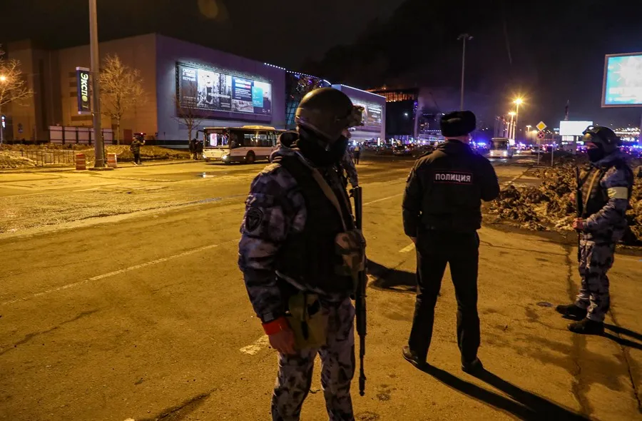 Agentes de la policía rusos patrullan cerca del centro comercial Crocus City Hall donde ha tenido lugar un atentado con muertos en las afueras de Moscú, Rusia. EFE/EPAMaxim Shipenkov