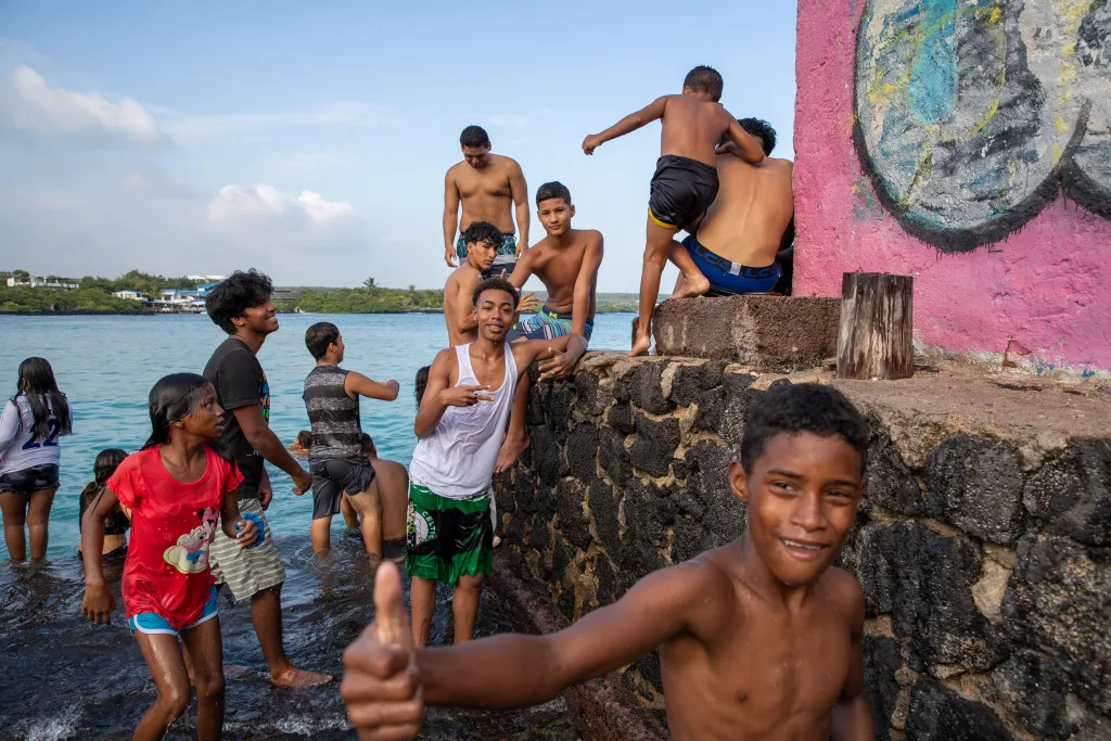 Turistas visitan el Parque Nacional Galápagos en la isla Santa Cruz, Galápagos (Ecuador). EFE/José Jácome
