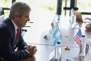 El ministro de Economía de Argentina, Luis Caputo. EFE/Sebastiao Moreira