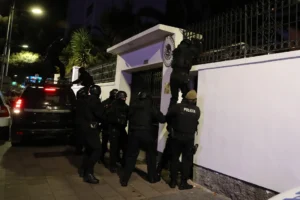 Integrantes de un cuerpo élite de la Policía ecuatoriana irrumpen en la Embajada de México para detener al exvicepresidente Jorge Glas, en Quito (Ecuador). EFE/José Jácome