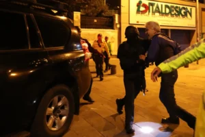 El jefe de Cancillería y Asuntos Políticos de la Embajada de México, Roberto Canseco, forcejea con policías para intentar evitar que trasladen al exvicepresidente Jorge Glas, en Quito (Ecuador). EFE/José Jácome