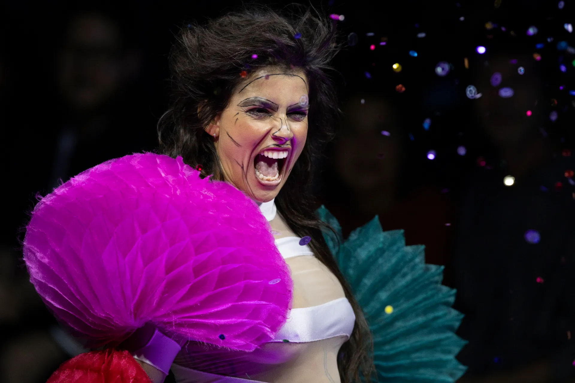 Una modelo exhibe prendas de la marca Amapo durante un desfile de la Semana de la Moda de São Paulo 2024 en la discoteca Love Story en São Paulo (Brasil). EFE/ Isaac Fontana