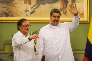 El presidente de Venezuela, Nicolás Maduro (d), y el presidente de Colombia, Gustavo Petro. EFE/Miguel Gutiérrez