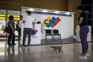Personas acuden a inscribirse en el registro de votación en un centro de inscripción y actualización del Registro Electoral, de cara a los comicios presidenciales del 28 de julio, este martes en Caracas (Venezuela). EFE/ Miguel Gutiérrez