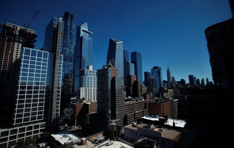 Fotografía de archivo de varios edificios y rascacielos a un costado del río Hudson en Nueva York (EE.UU.). EFE/ Carlos Lemos