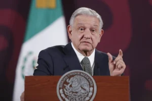 El presidente de México, Andrés Manuel López Obrador, participa este viernes en una rueda de prensa matutina en Palacio Nacional, de la Ciudad de México (México). EFE/ Isaac Esquivel