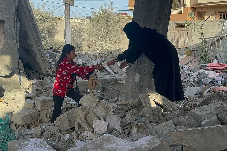 Una mujer y una niña buscan entre los escombros tras el ataque a su vivienda Bahabsa en Gaza. EFE