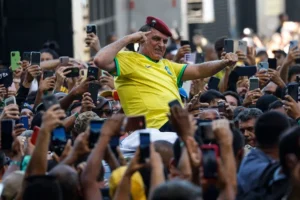 El expresidente brasileño Jair Bolsonaro participa en un acto multitudinario con simpatizantes en Río de Janeiro (Brasil). EFE/ Antonio Lacerda