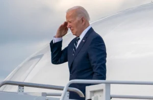 El presidente de EE.UU., Joe Biden, aborda el Air Force One, el 12 de abril de 2024. EFE/ Ken Cedeno/Pool