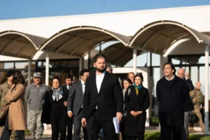 Fotografía cedida por presidencia de Chile del presidente, Gabriel Boric (c), llegando al grupo 10 de la Fuerza Aérea de Chile para viajar al lugar del atentado a Carabineros en la región del BíoBío, este sábado en Santiago (Chile). EFE/Presidencia de Chile