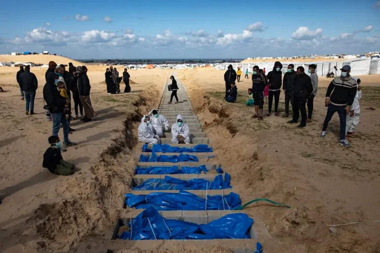 Trabajadores del Ministerio de Sanidad palestino preparan los cuerpos para un entierro masivo en el campo de Rafah, al sur de la Franja de Gaza, en una imagen de archivo. EFE/Haitham Imad