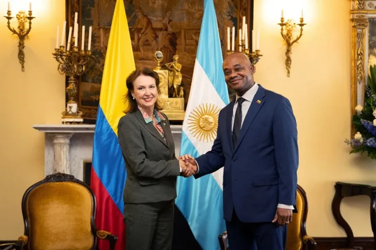 Fotografía cedida por la oficina de prensa de la Cancillería de Colombia, de la reunión del canciller encargado de Colombia Luis Gilberto Murillo mientras saluda a su homóloga de Argentina, Diana Mondino en Bogotá (Colombia). EFE/Cancillería de Colombia