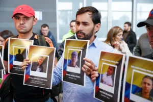 El congresista opositor colombiano José Jaime Uscátegui llega al aeropuerto El Dorado en Bogotá (Colombia). EFE/ Carlos Ortega