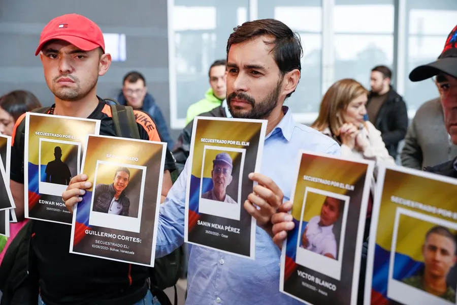 El congresista opositor colombiano José Jaime Uscátegui llega al aeropuerto El Dorado en Bogotá (Colombia). EFE/ Carlos Ortega