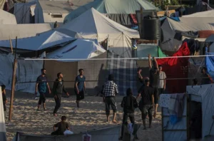 Palestinos desplazados internos en un campamento en Rafah, sur de la Franja de Gaza, cerca de la frontera con Egipto. EFE/EPA/Mohammed Saber