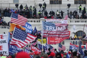 Fotografía de archivo en la que se ve a seguidores del entonces presidente Donald Trump al invadir el interior del Capitolio en Washington. EFE/Michael Reynolds