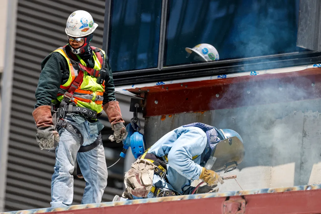 Trabajadores de construcción en un edificio en el centro de Austin, Texas (EE.UU.). EFE/Adam David