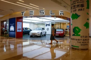 Sala de exposición de Tesla en Pekín (China). EFE/Mark R. Cristino