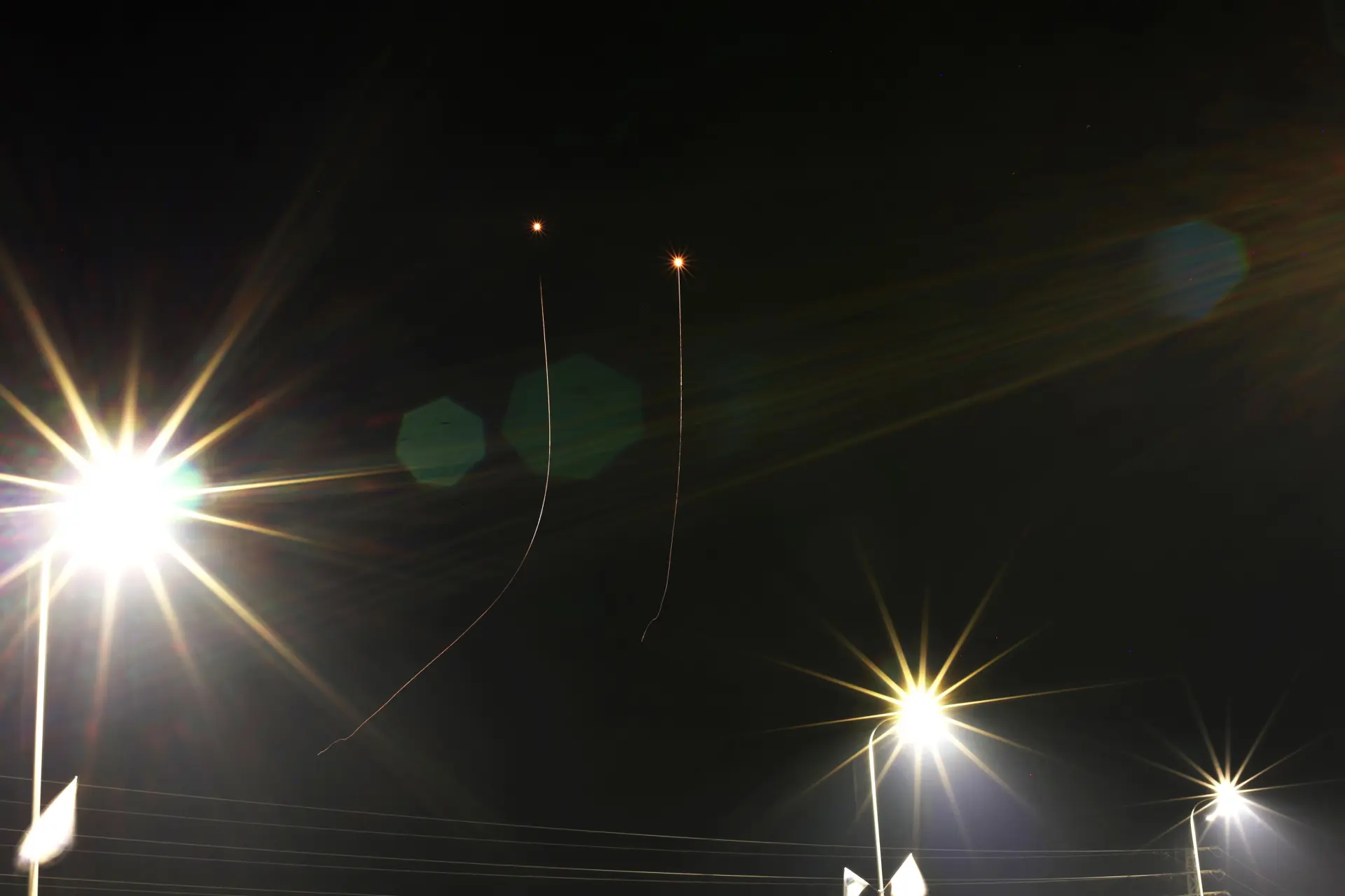 La Cúpula de Hierro (sistema de defensa aérea) israelí intercepta misiles lanzados desde el sur del Líbano, cerca de Kiryat Shemona, en el norte de Israel, el 14 de abril de 2024. EFE/EPA/Atef Safadi