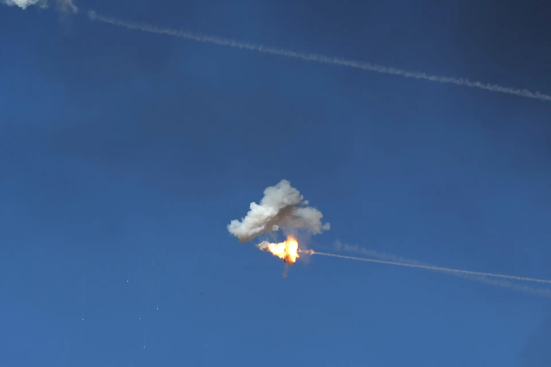 Fotografía de archivo de la interceptación de un misil. EFE/Atef Safadi