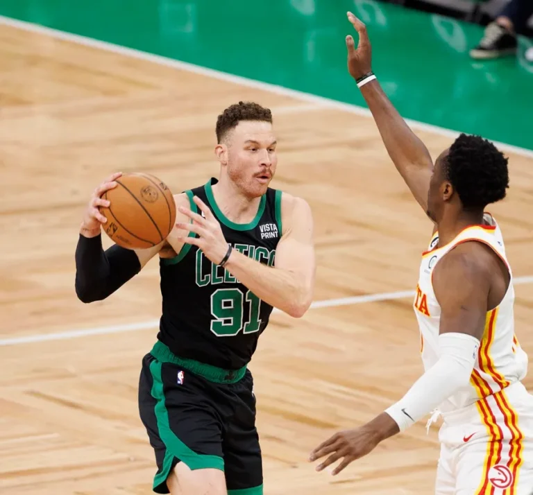 Fotografía de archivo de Blake Griffin (L) en un partido de los Boston Celtics. EFE/EPA/CJ GUNTHER