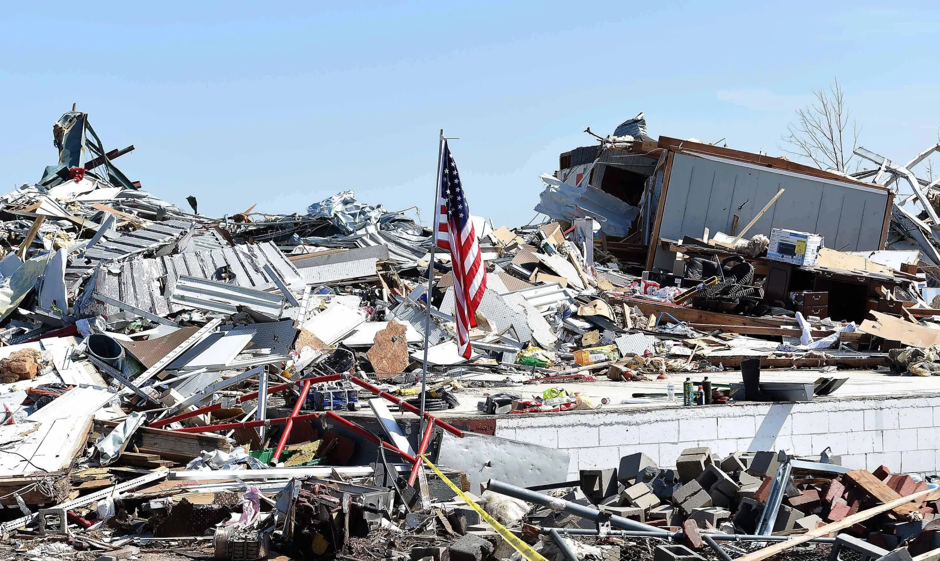 Fotografía de archivo de los escombros causados por un tornado en Estados Unidos. EFE/Chris Todd