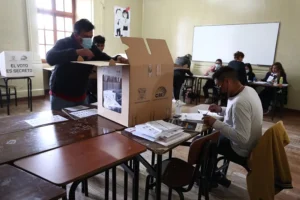 Imagen de archivo de jurados de votación realizan conteo de votos en Quito (Ecuador). EFE/ José Jácome