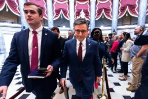 El presidente de la Cámara de Representantes de Estados Unidos, Mike Johnson (C). EFE/EPA/JIM LO SCALZO