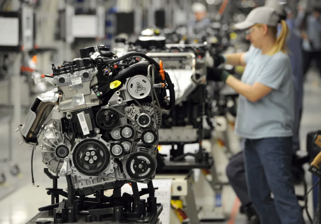 Un empleado ensambla un automóvil Volkswaghen en la planta de Chattanooga, Tennessee (EE.UU.), EFE/Erik S. Lesser