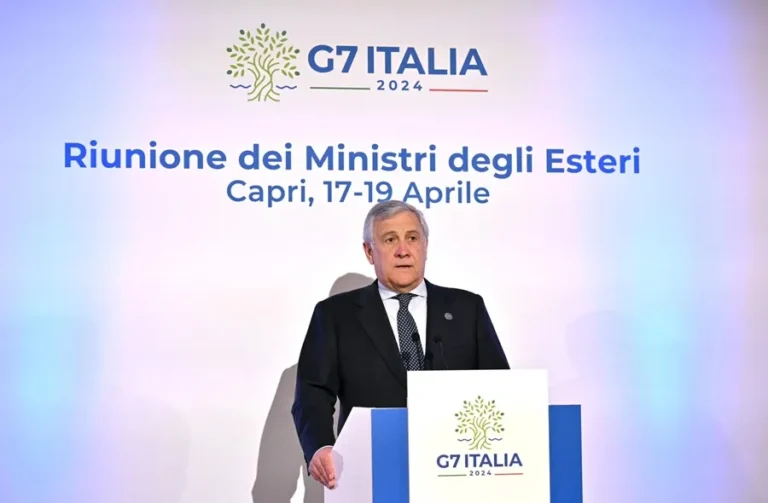 El ministro de Asuntos Exteriores italiano, Antonio Tajani, expone a la prensa las conclusiones de las reunión de ministros de Asuntos Exteriores del G7, celebrada en Capri, Italia. EFE/EPA/Alessandro Di Meo