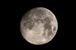 Fotografía de archivo de la luna todavía en fase creciente. EFE/Cabalar