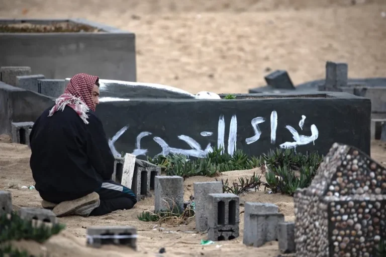 Un palestino visita la tumba de un ser querido el primer día del Eid al-Fitr en el campamento de Rafah, en el sur de la Franja de Gaza. EFE/EPA/Haitham Imad
