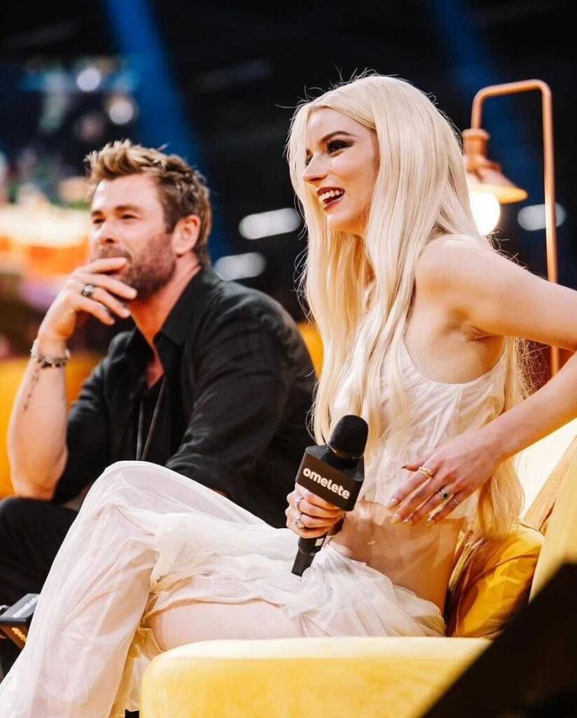 Anya Taylor y Chris Hemsworth